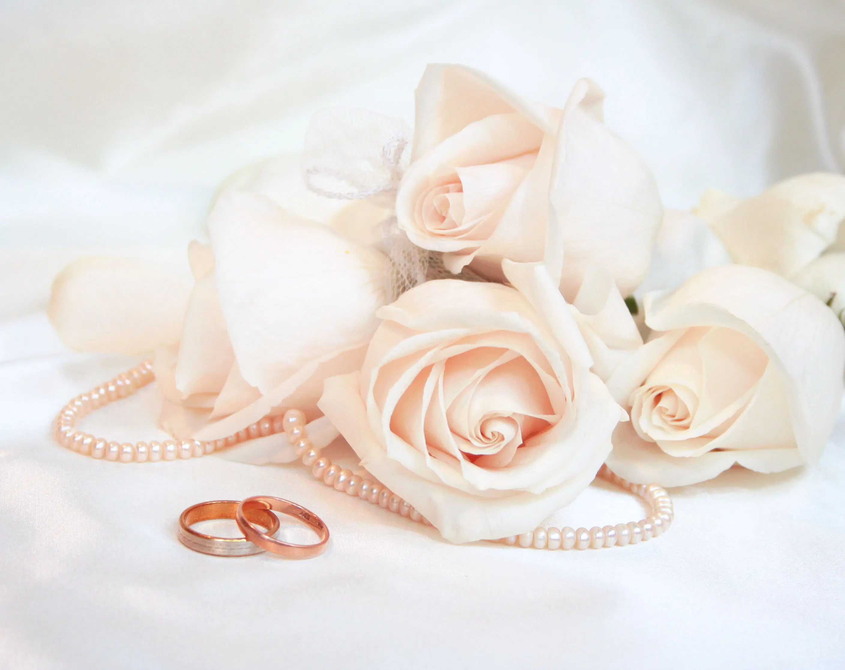 Mariage douceur roses et alliances