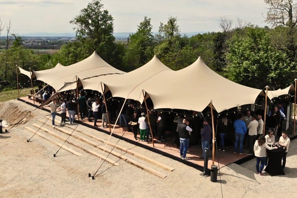 Tente de réception en extérieur avec des personnes d'une entreprise.