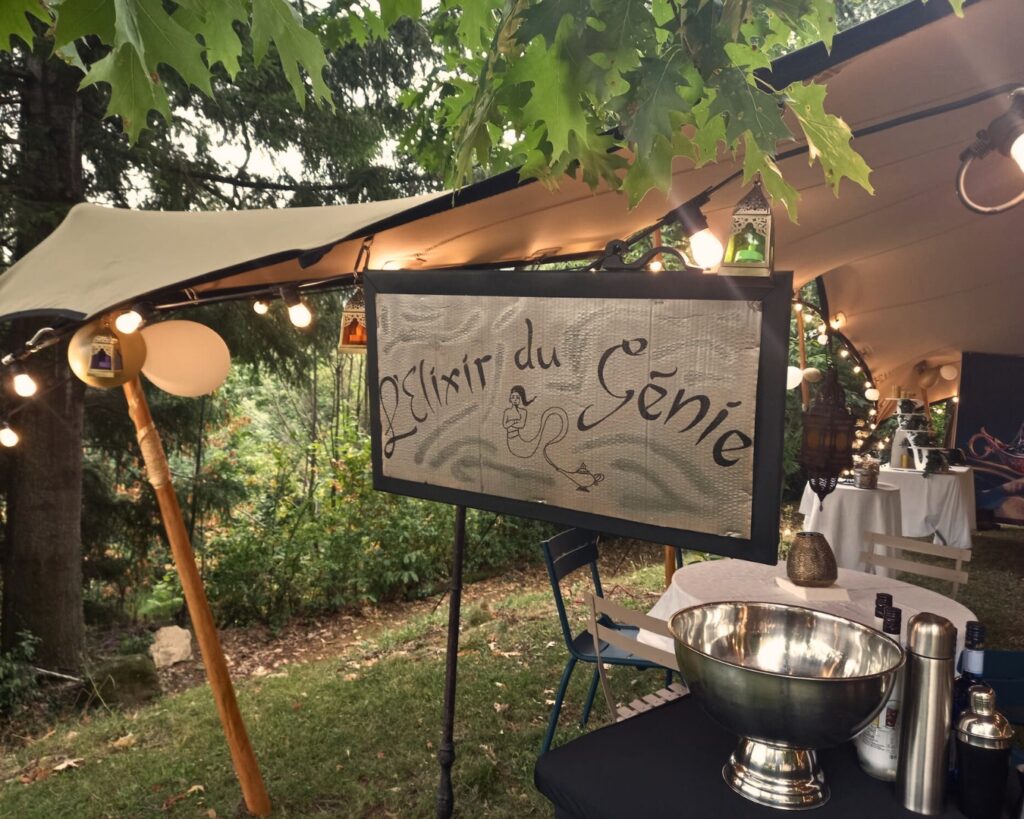 Tipis à thème des Mille et Une Nuits dans la nature avec éclairage décoratif.