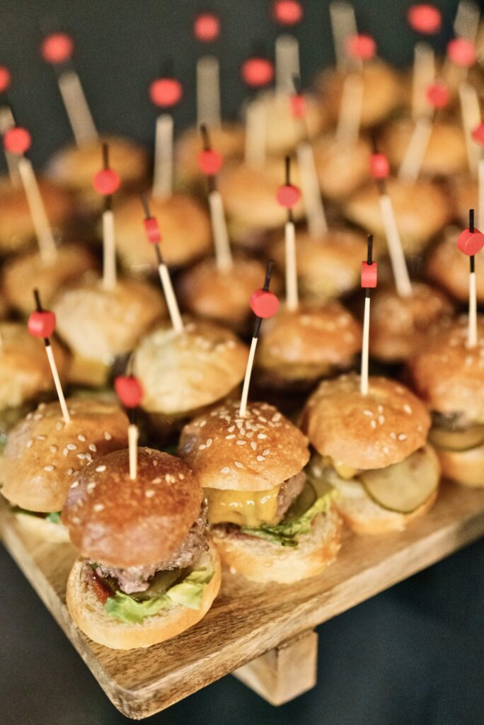 Minis burgers sur un plateau