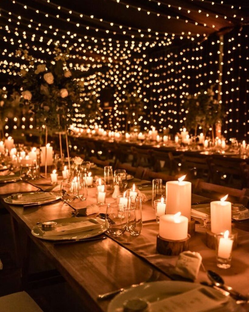 Tables lors d'un mariage avec des bougies.