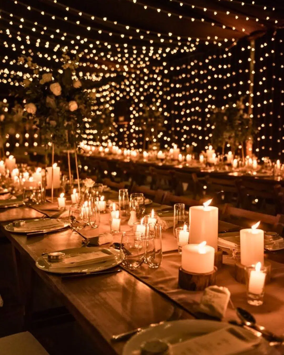 Tables lors d'un mariage avec des bougies.