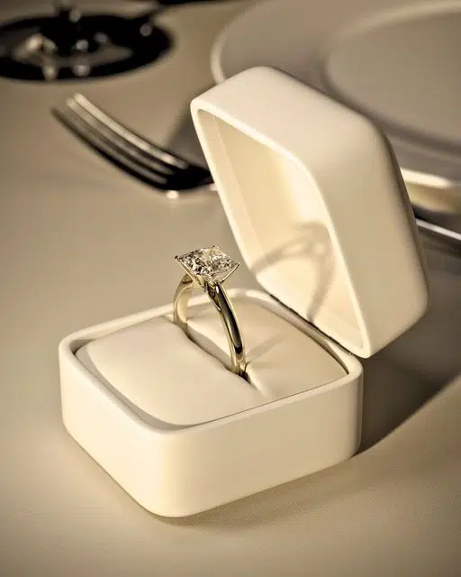 Bague de marié dans une boite sur une table.