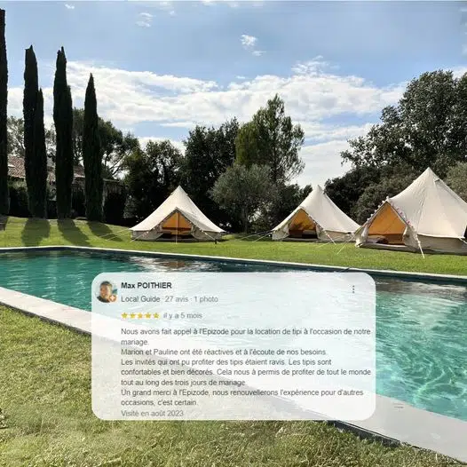 Trois tipis devant une piscine, dans un jardin lors d'un événement, avec l'avis positif d'une personne.