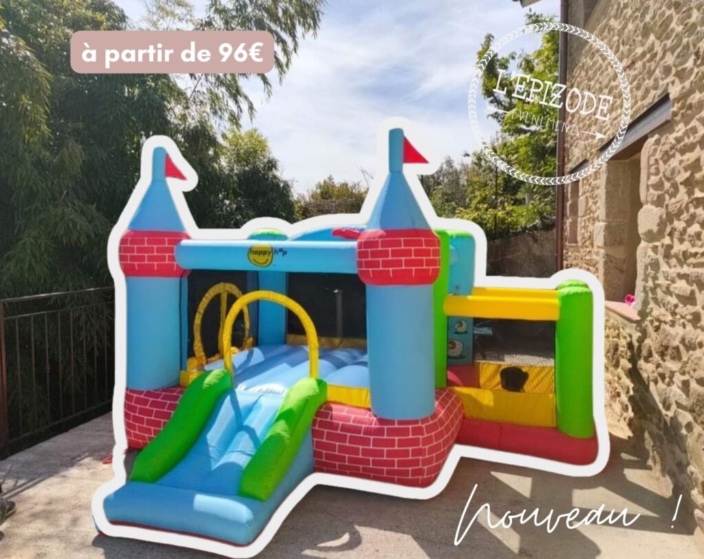 Photo d'un château gonflable coloré avec des tourelles bleues et rouges, une glissade verte et jaune, et des murs en filet, installé à l'extérieur. Une bannière indique "à partir de 96€" en haut à gauche, et le texte "L'EPIZODE EVENEMENTS" est inscrit dans un cercle en haut à droite, avec "nouveau !" écrit en bas à droite.