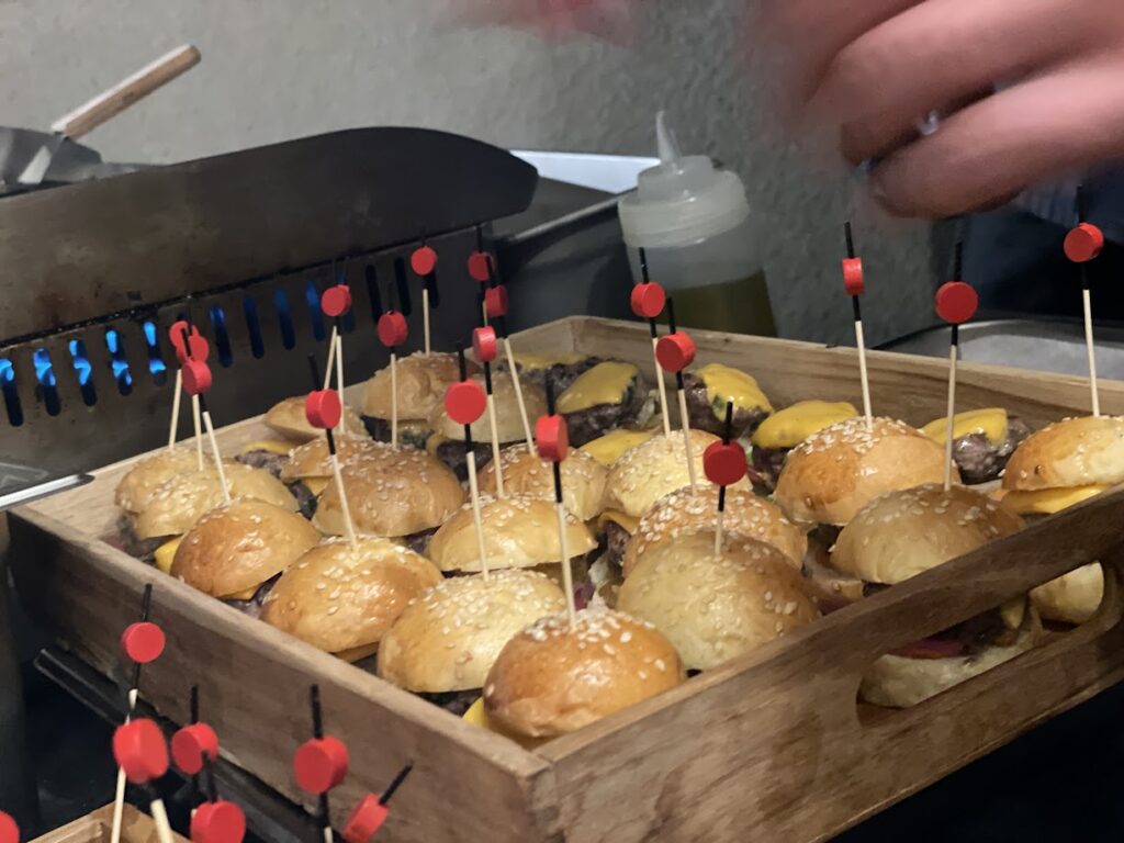 Min burger sur un plateau lors d'un évenèement